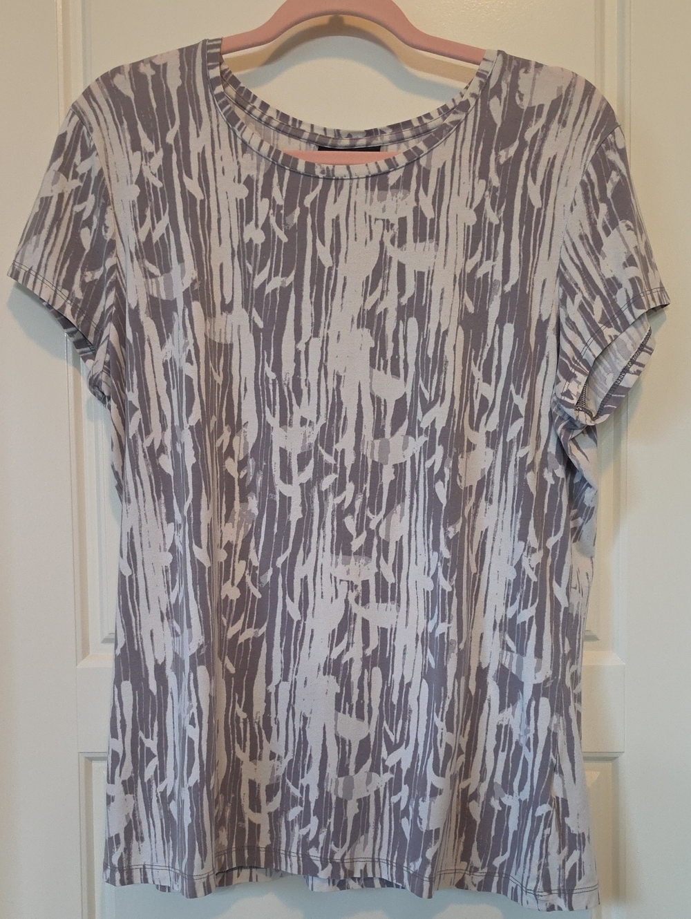 Apostrophe Women’s Short Sleeve Printed Tee in Gray and White - XL